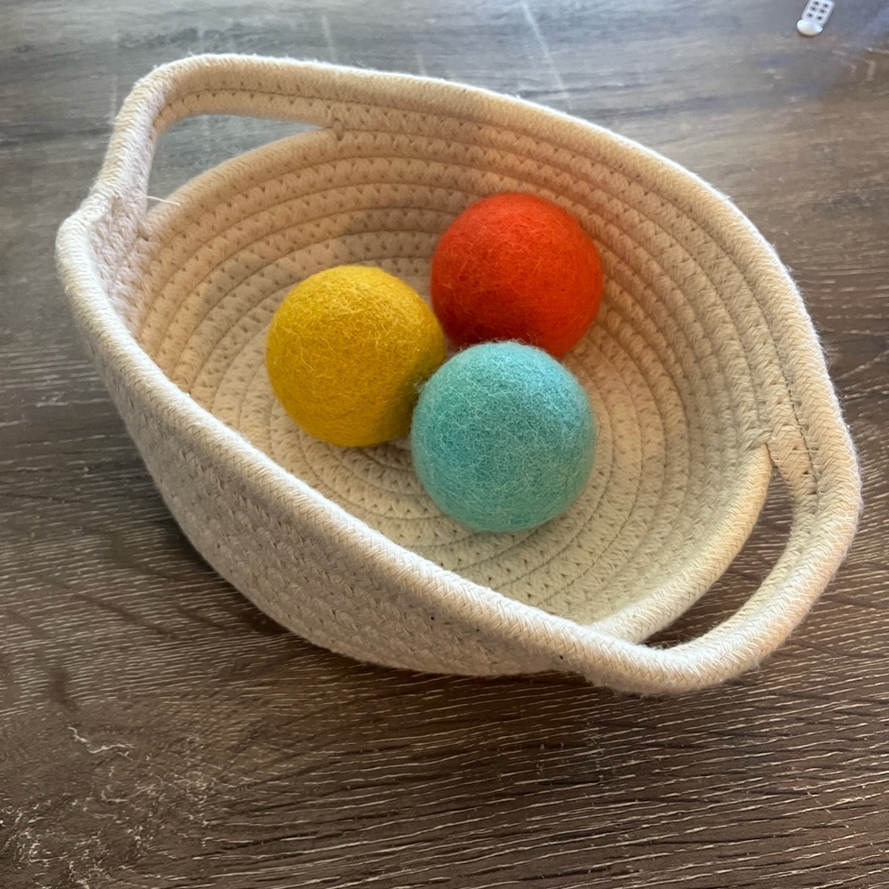 Lovevery Treasure Basket with Felt Ball Set - 7-8 months